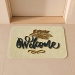 پادری جلوی درب ورودی